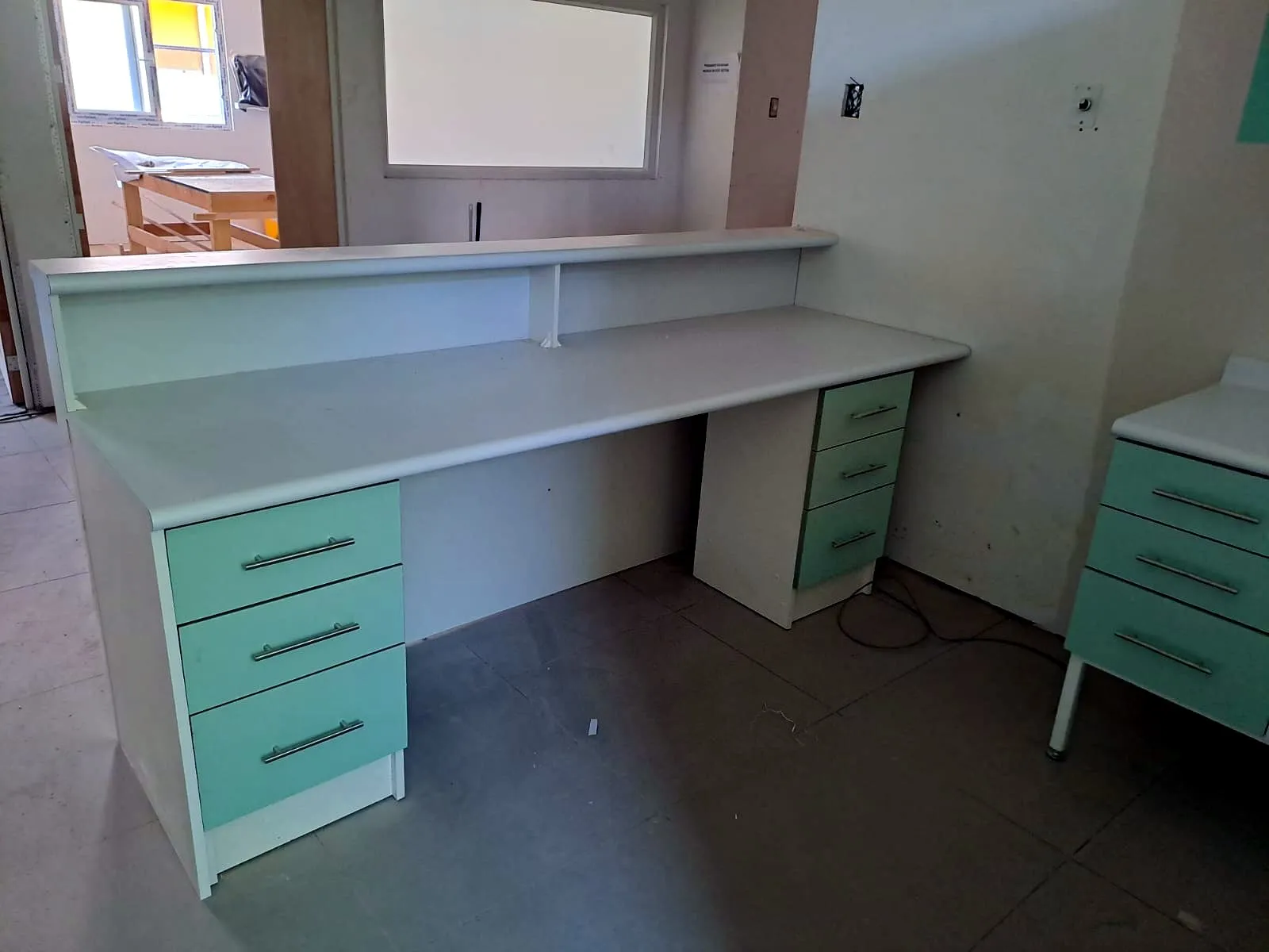 Mesón de atención de gran longitud fabricado e instalado por el taller