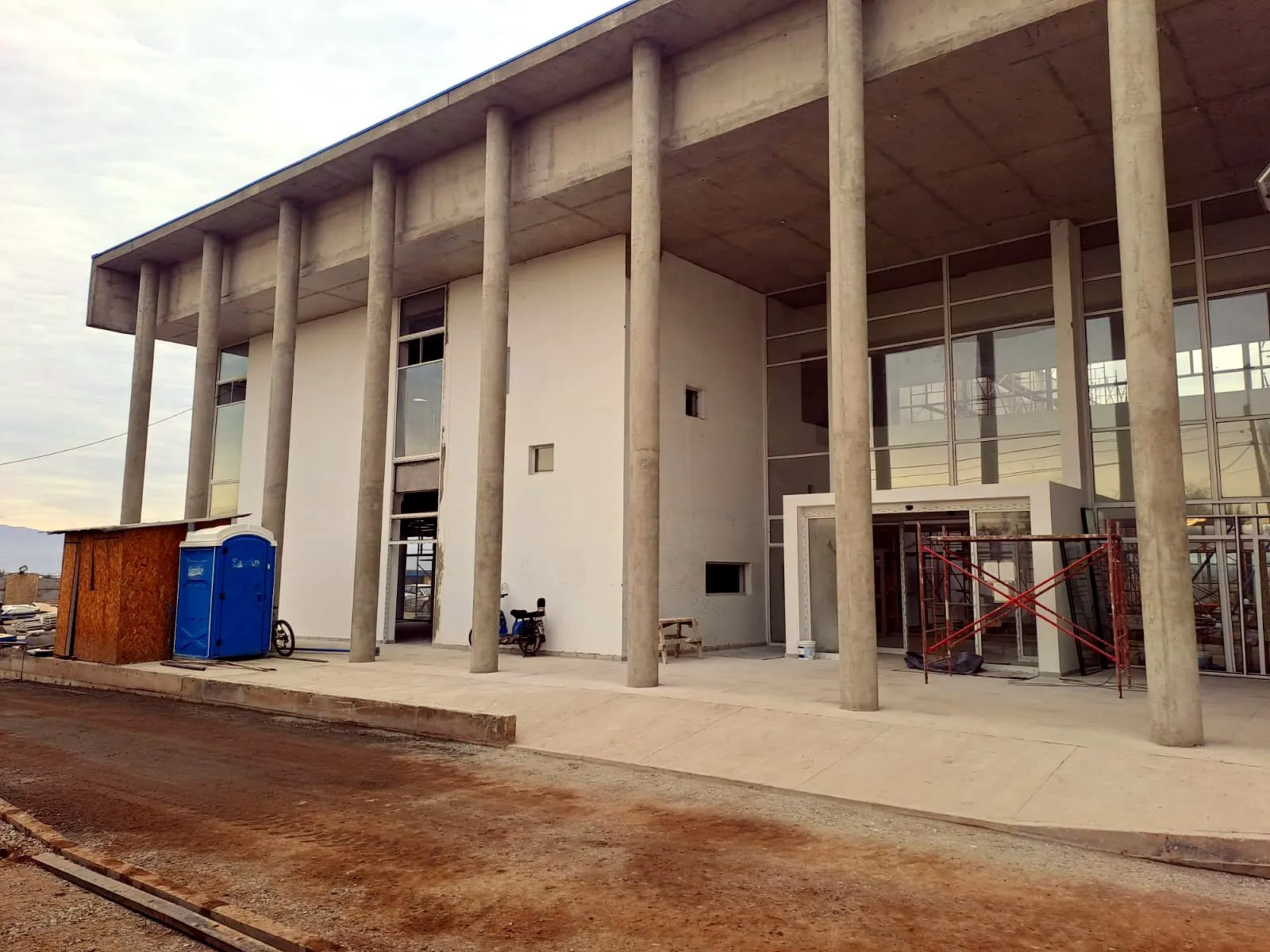 Recinto en obra donde el taller instaló el mobiliario clínico del proyecto